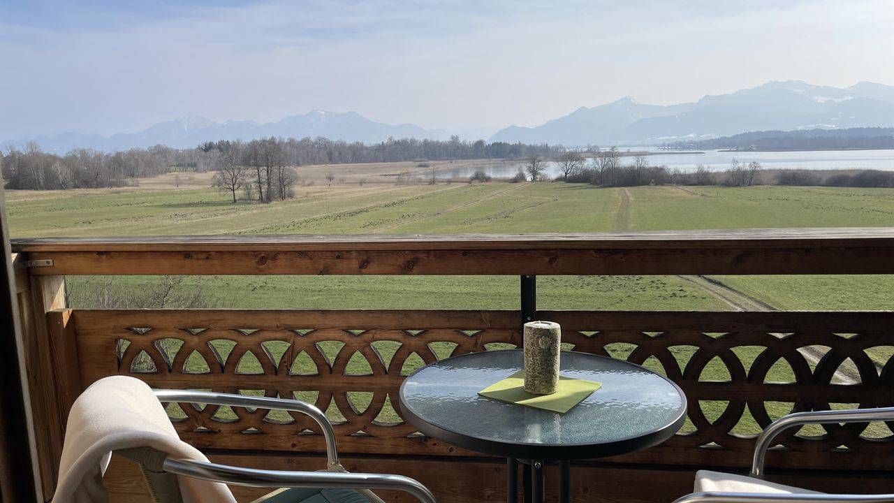Ausblick auf See und Berge Ausblick auf See und Berge